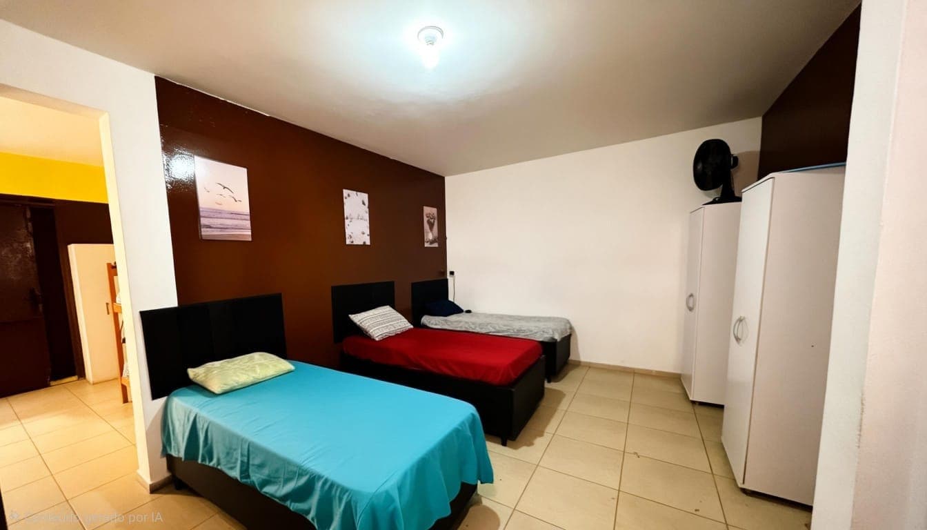 Quarto com três camas, armários individuais e acesso à circulação externa.
