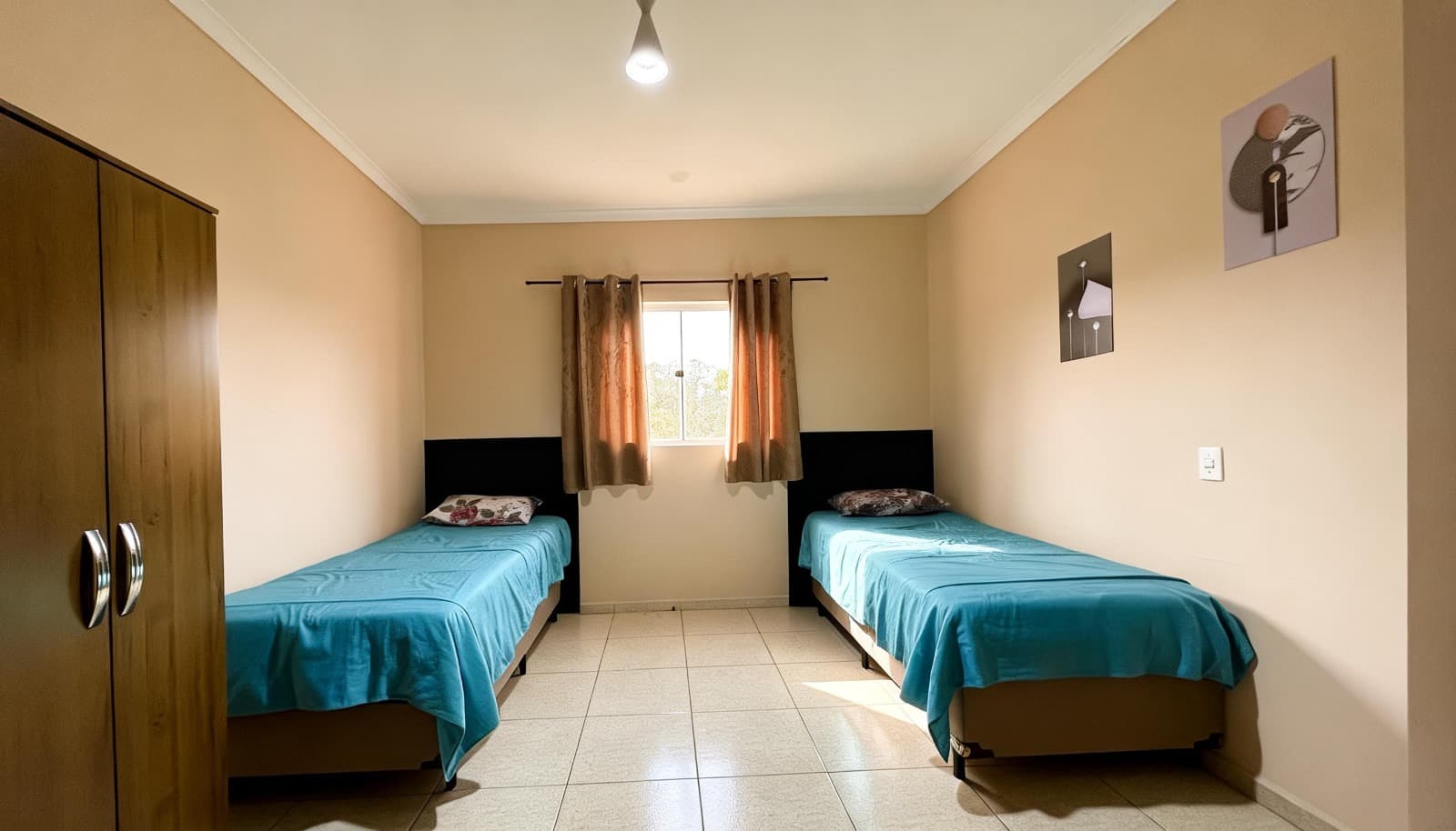 Quarto duplo com duas camas e armários individuais.