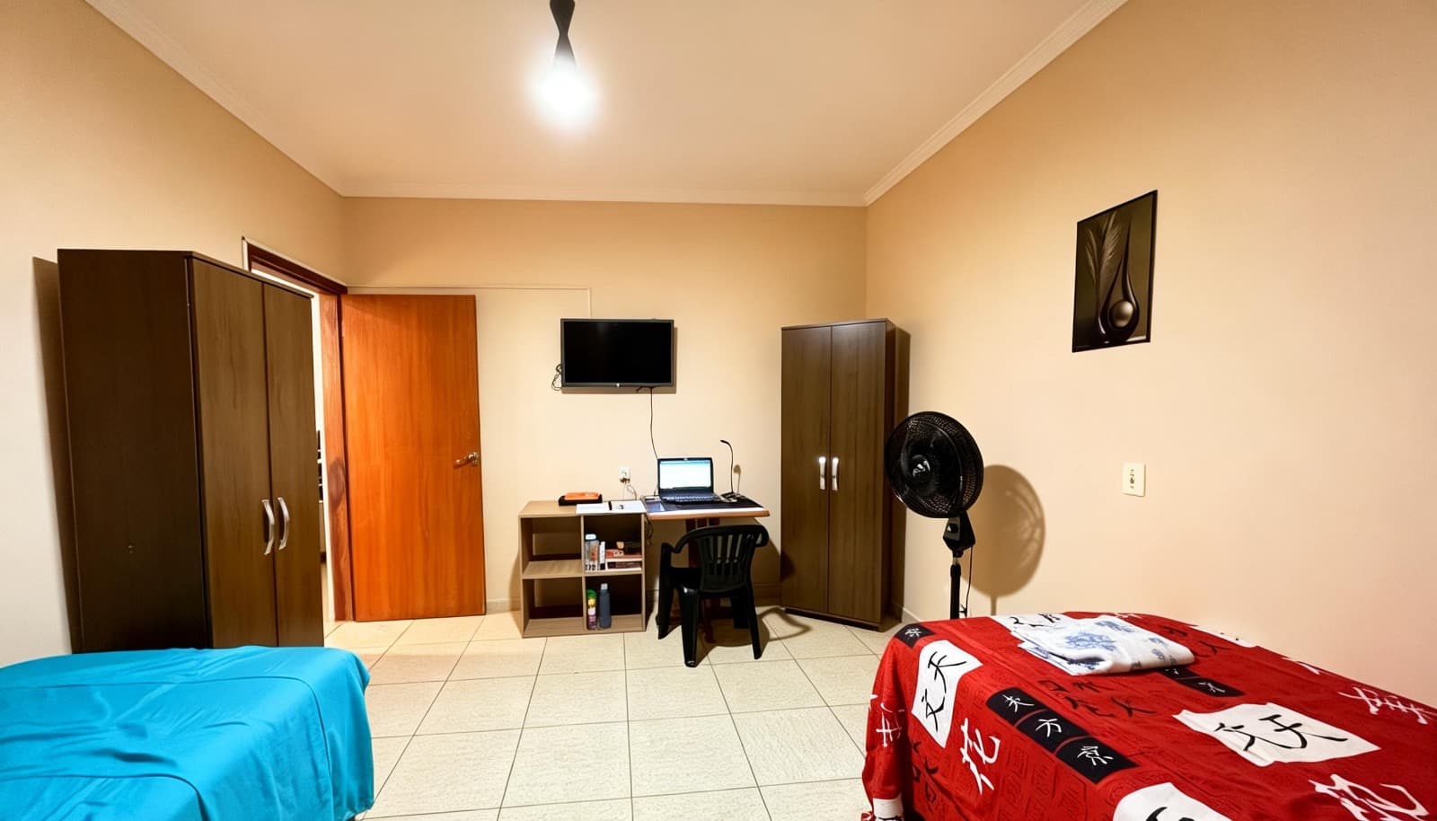 Quarto da Arhat com cama, armário e escrivaninha.