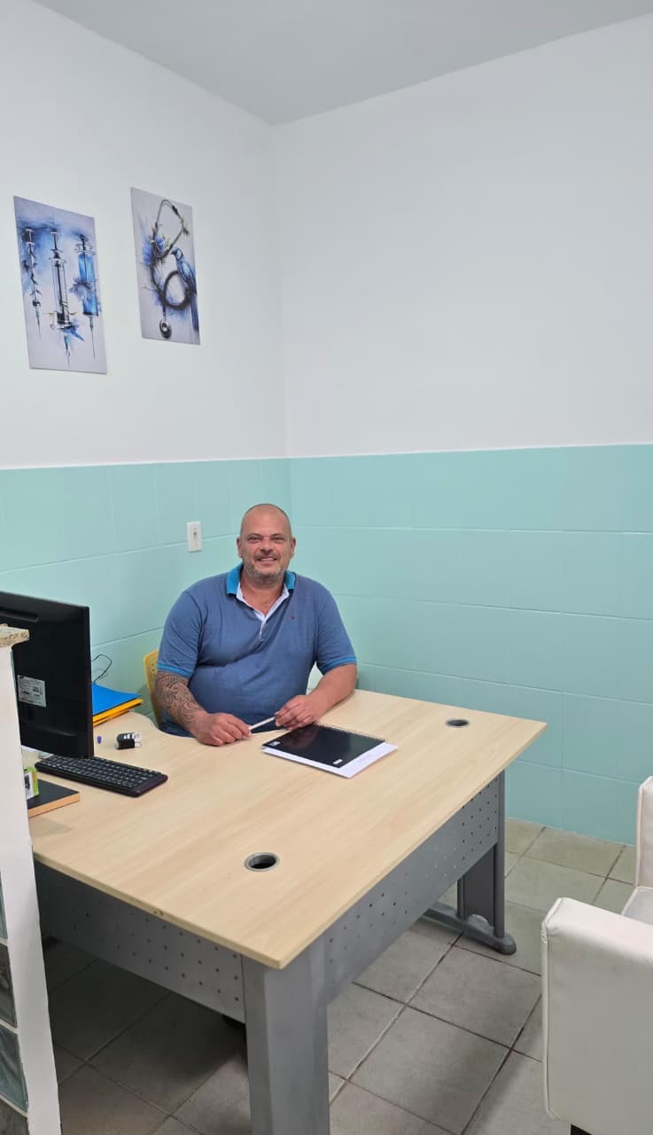 Enfermeiro Julio em uma sala de atendimento da Arhat.