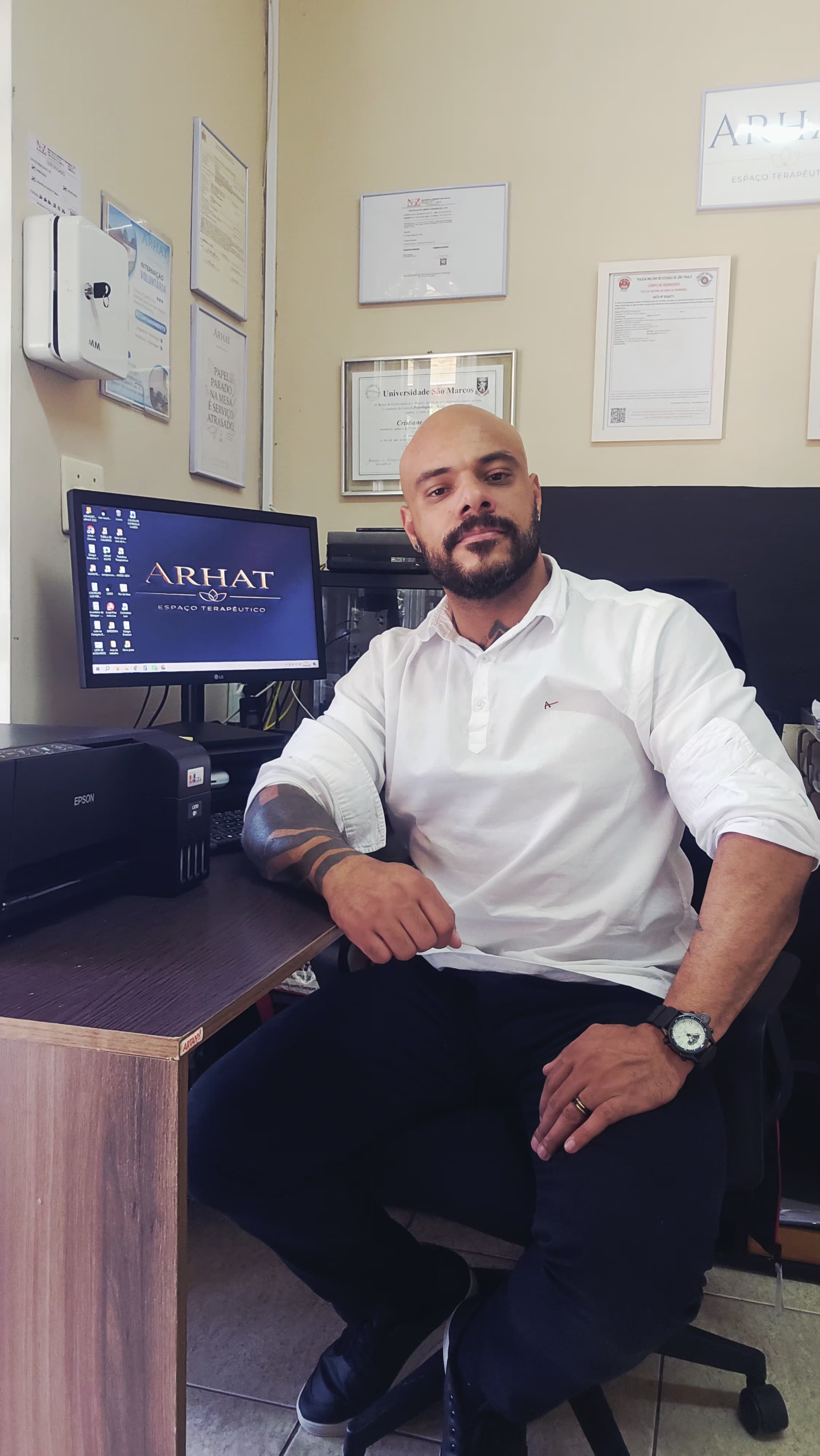 Anísio, gerente administrativo da Arhat, em seu ambiente de trabalho.